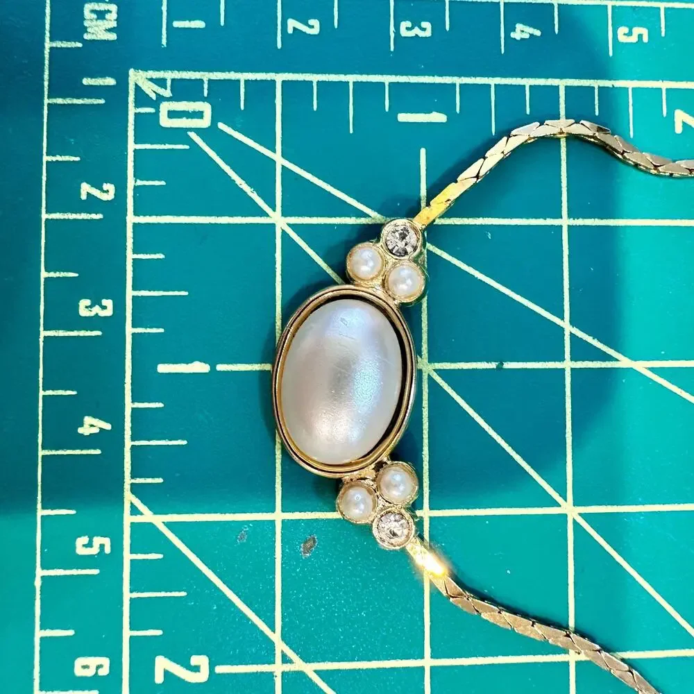 Opalesque and pearl necklace